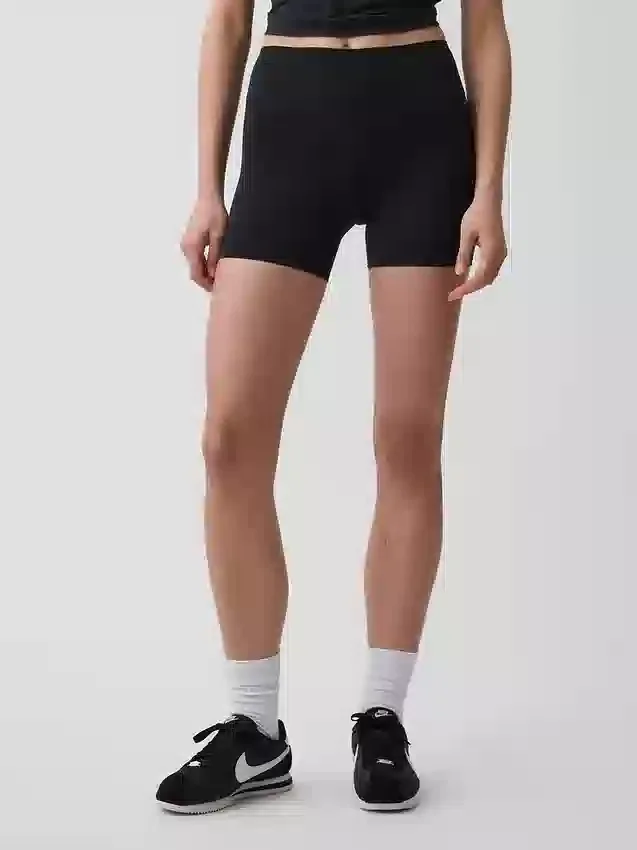 4" GapFit Pürüzsüz Bisiklet Şortu