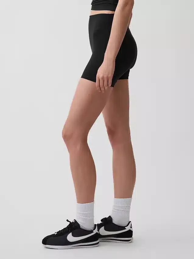 4" GapFit Pürüzsüz Bisiklet Şortu
