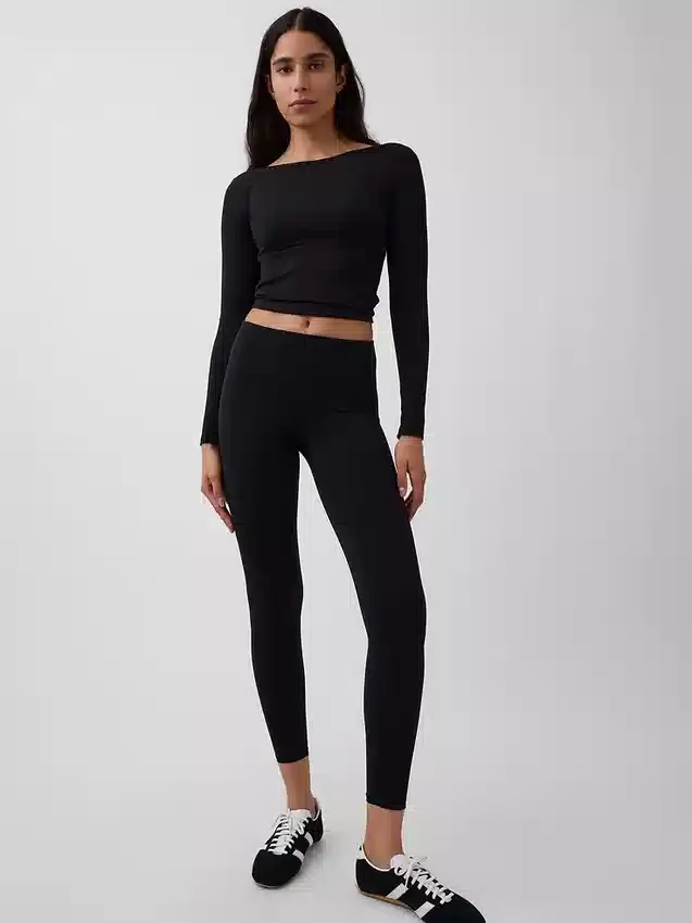 GapFit Pürüzsüz Kayık Yaka Tişört