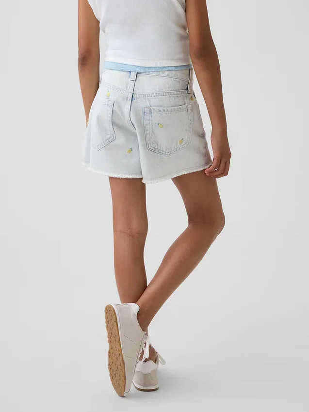 Çocuklar İçin Alçak Bel, Geniş Paça, Nakışlı Limon Desenli Denim Şortlar