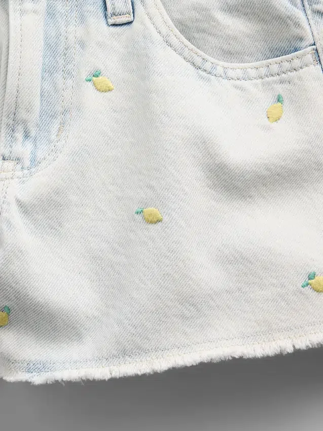 Çocuklar İçin Alçak Bel, Geniş Paça, Nakışlı Limon Desenli Denim Şortlar