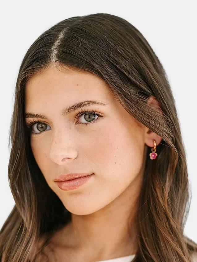 Pierced Co Huggie Küpeler için Hot Pink Flower Charm