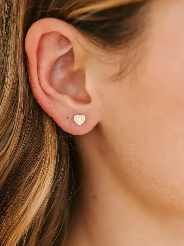 Pierced Co Minik Şeftali Rengi Kalp Vidalı Küpeler